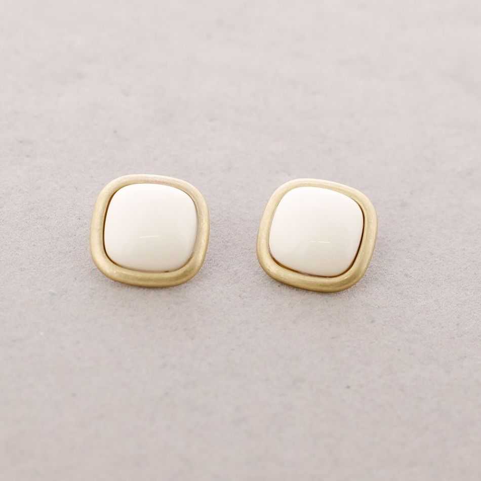 METAL AND RESIN PUSH-BACK EARRINGS