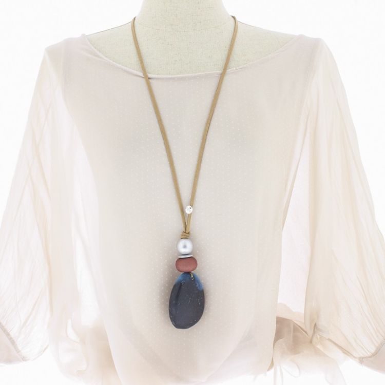 LONG NECKLACE PENDANT WITH RESIN BEADS