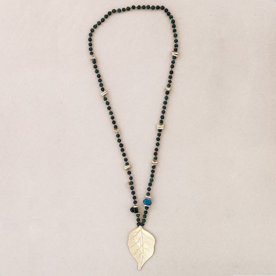 COLLAR LARGO CUENTAS LAVAS COLGANTE HOJAS METAL