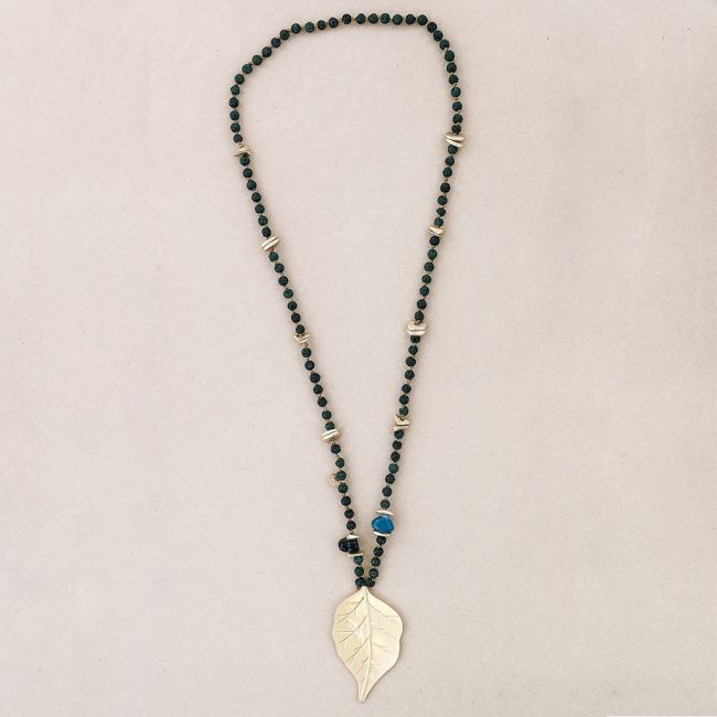 COLLAR LARGO CUENTAS LAVAS COLGANTE HOJAS METAL