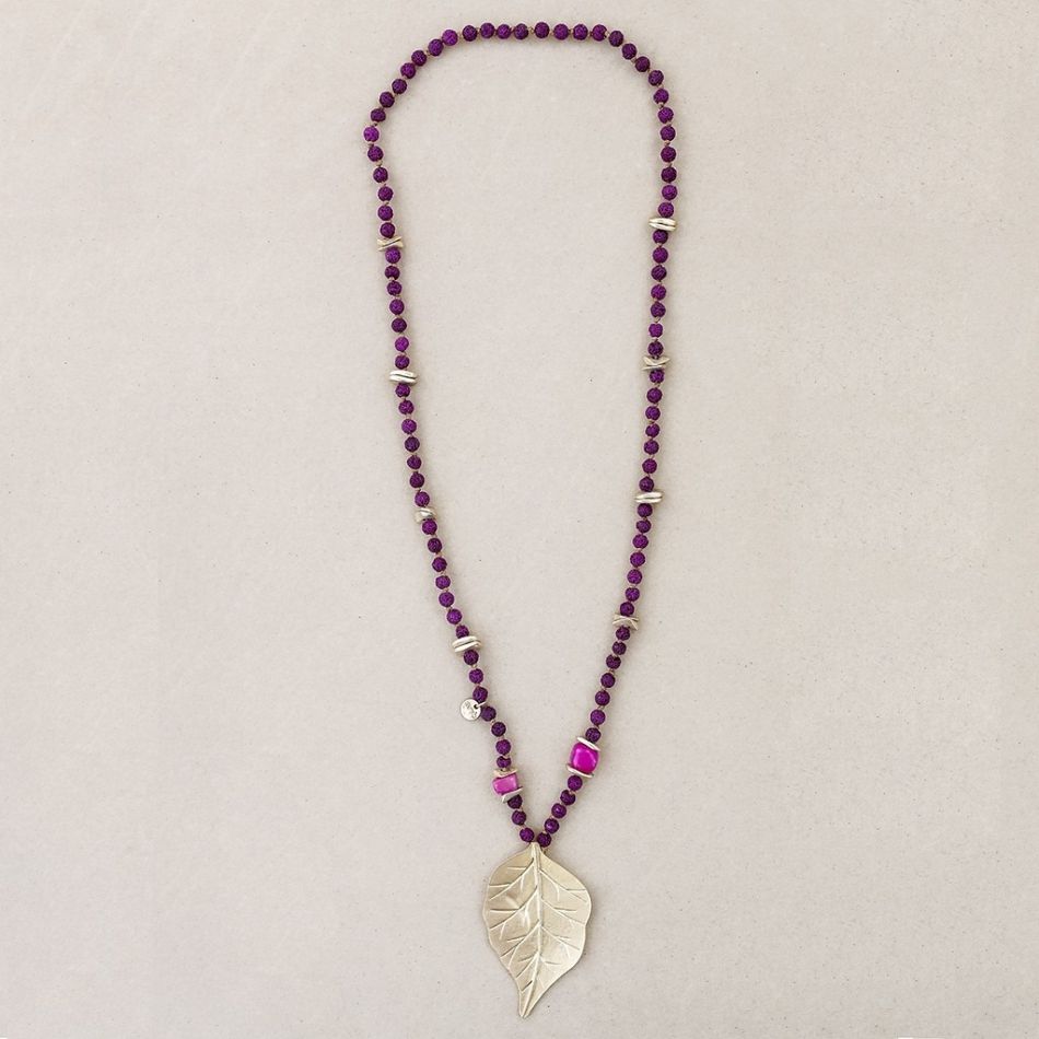 COLLAR LARGO CUENTAS LAVAS COLGANTE HOJAS METAL