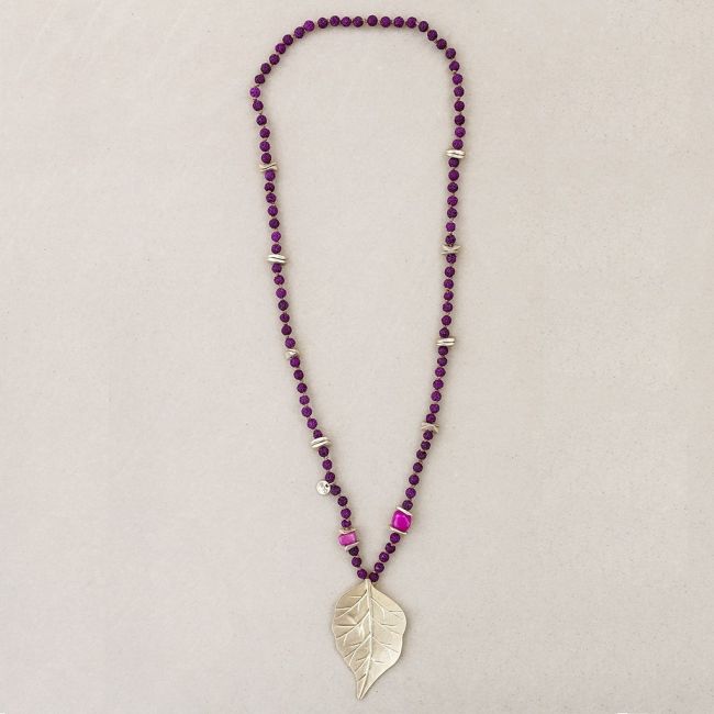 COLLAR LARGO CUENTAS LAVAS COLGANTE HOJAS METAL