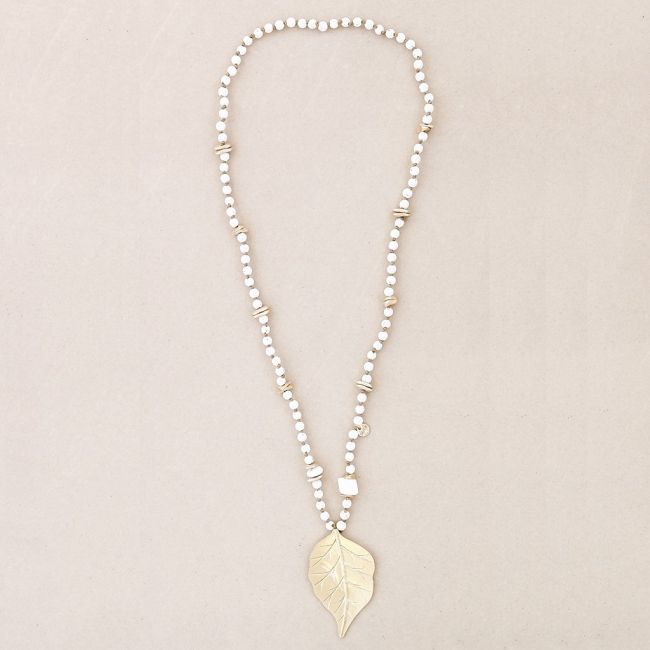 COLLAR LARGO CUENTAS LAVAS COLGANTE HOJAS METAL