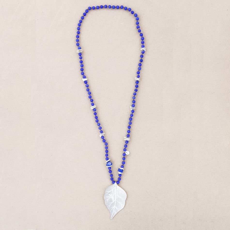 COLLAR LARGO CUENTAS LAVAS COLGANTE HOJAS METAL