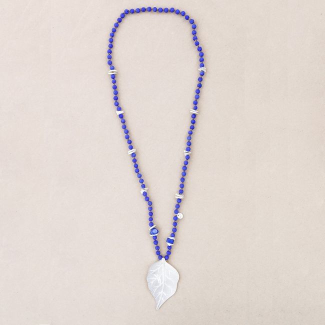COLLAR LARGO CUENTAS LAVAS COLGANTE HOJAS METAL
