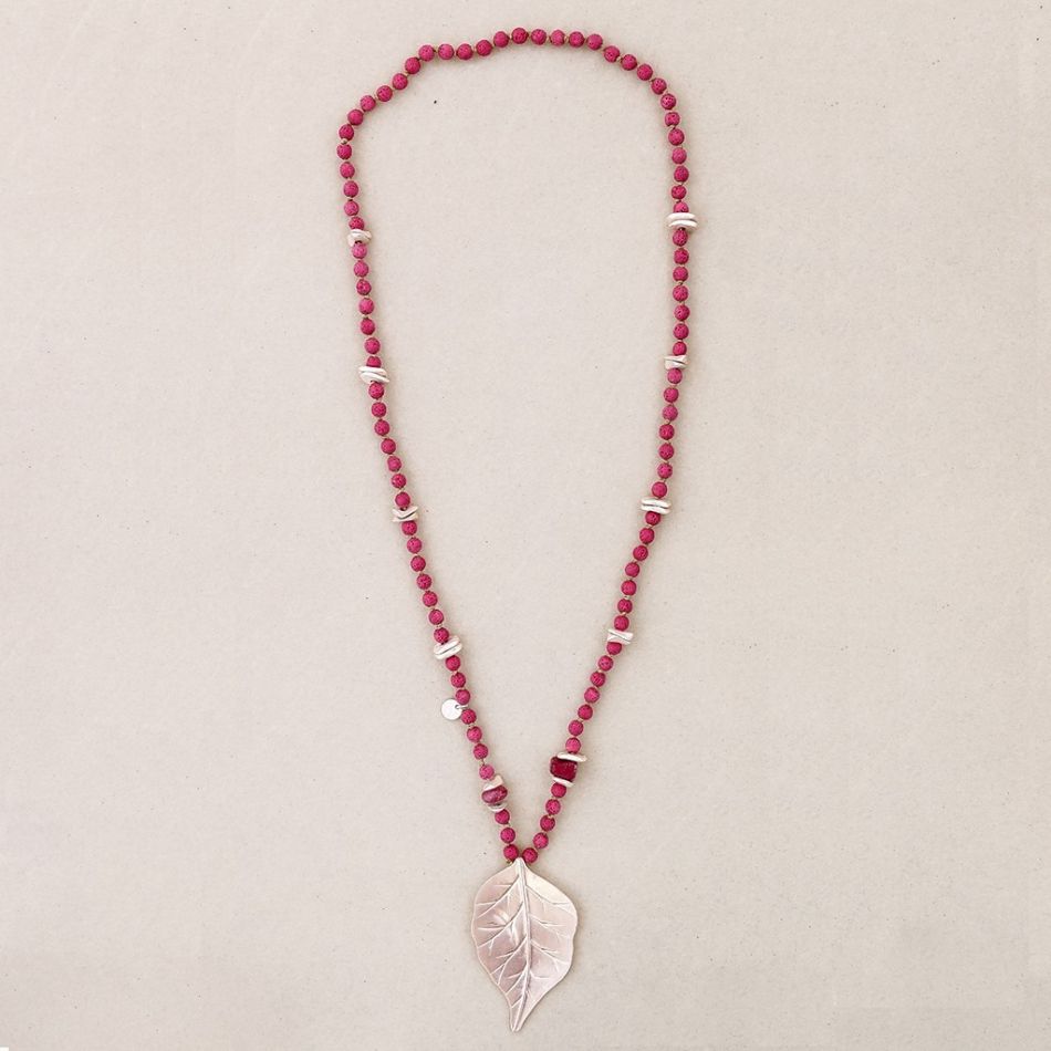 COLLAR LARGO CUENTAS LAVAS COLGANTE HOJAS METAL