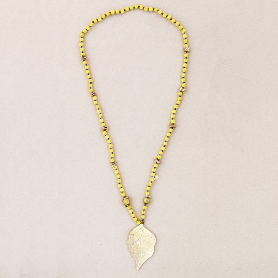 COLLAR LARGO CUENTAS LAVAS COLGANTE HOJAS METAL