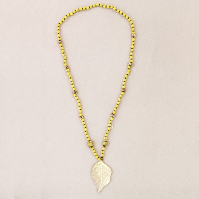 COLLAR LARGO CUENTAS LAVAS COLGANTE HOJAS METAL