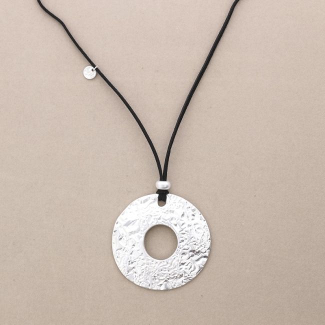 LONG METAL PENDANT NECKLACE