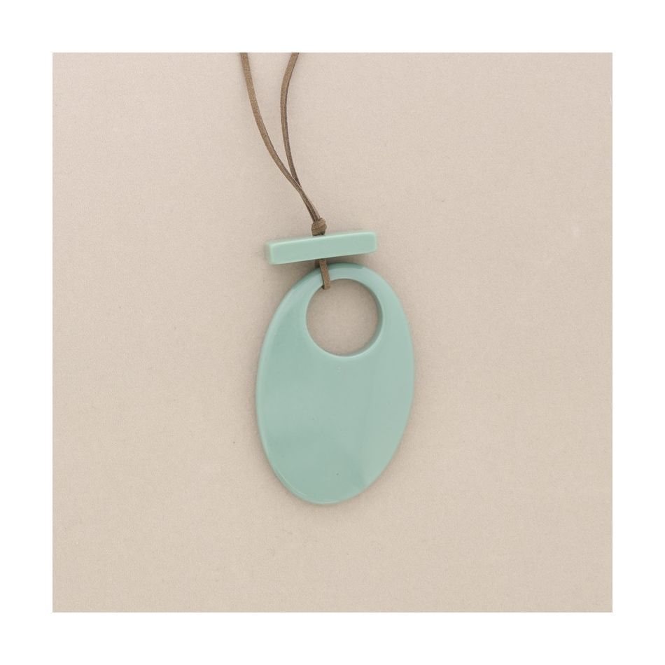 LONG RESIN PENDANT NECKLACE