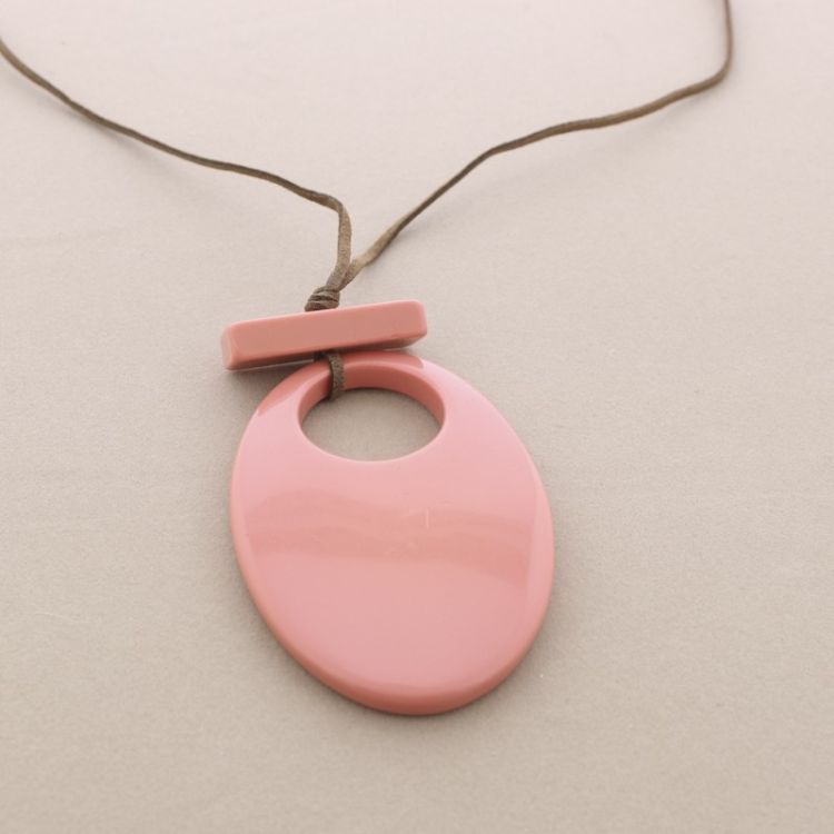 LONG RESIN PENDANT NECKLACE