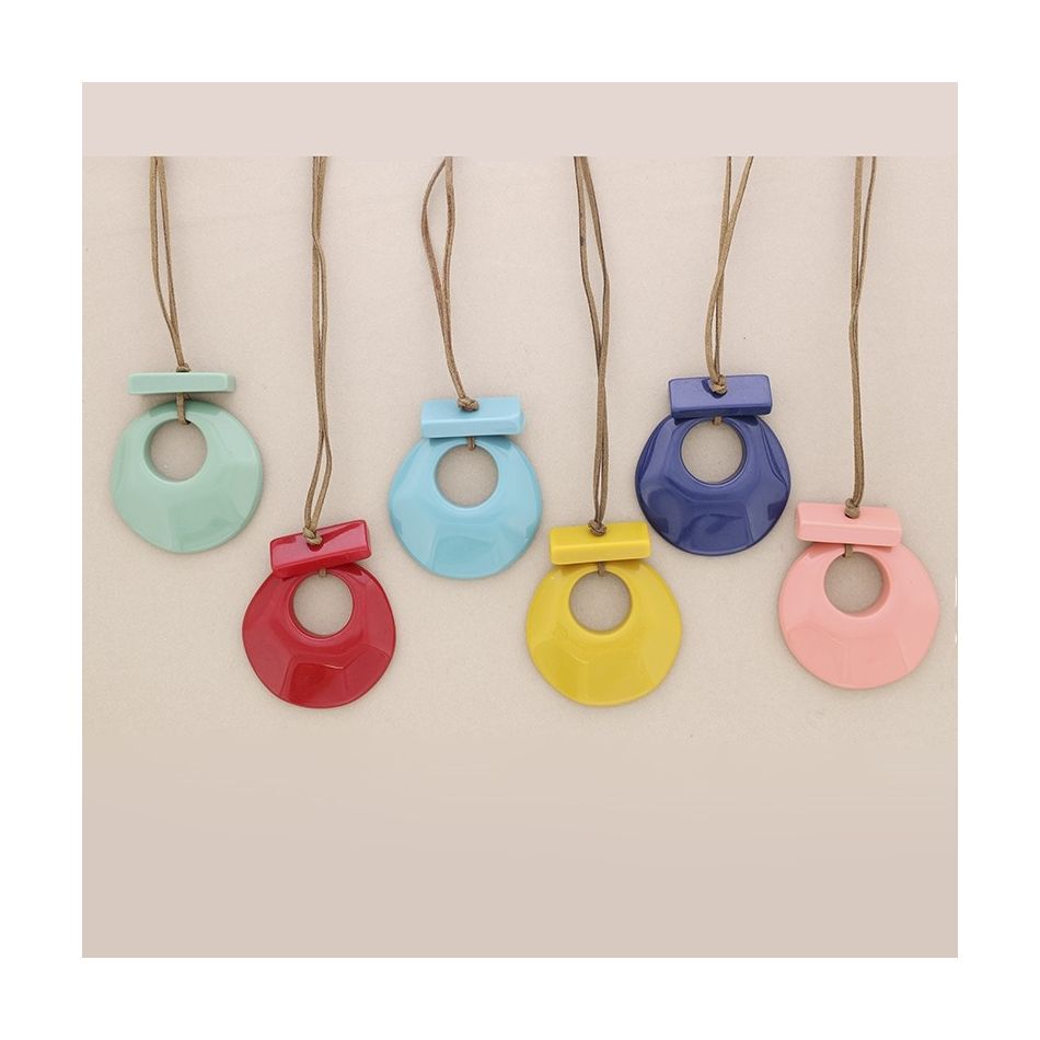 LONG RESIN PENDANT NECKLACE