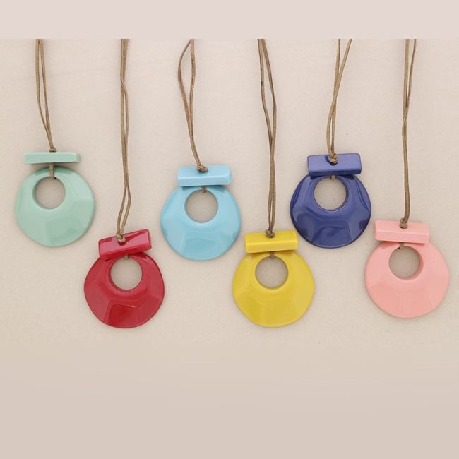 LONG RESIN PENDANT NECKLACE