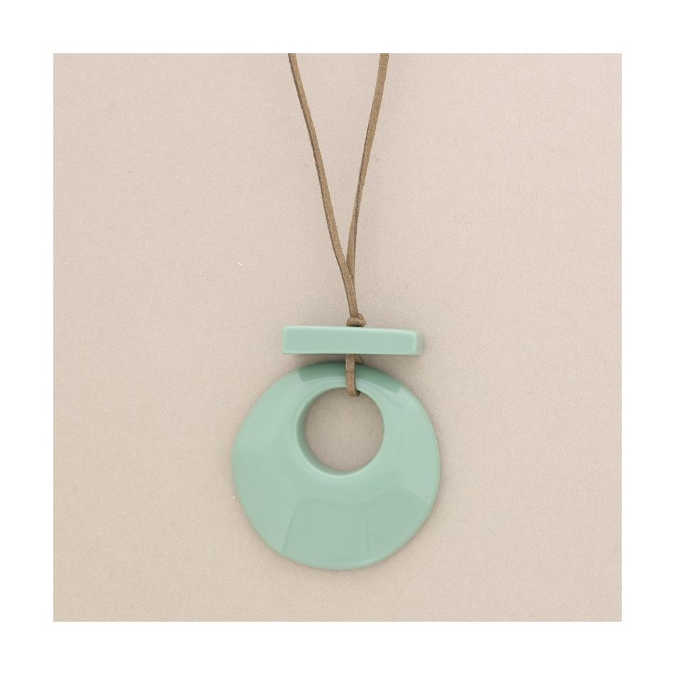 LONG RESIN PENDANT NECKLACE