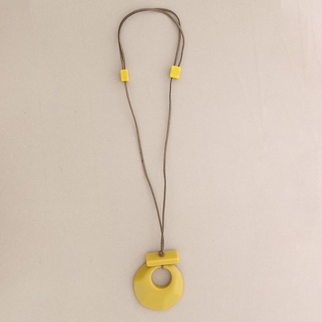 LONG RESIN PENDANT NECKLACE