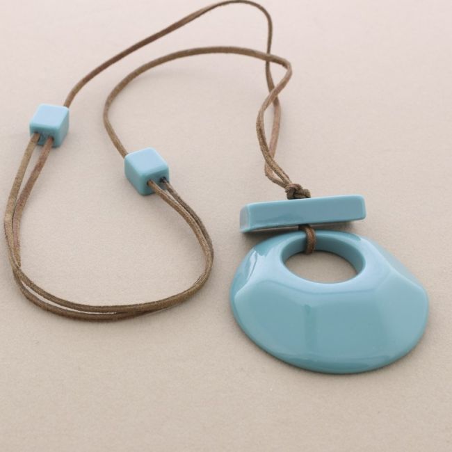 LONG RESIN PENDANT NECKLACE
