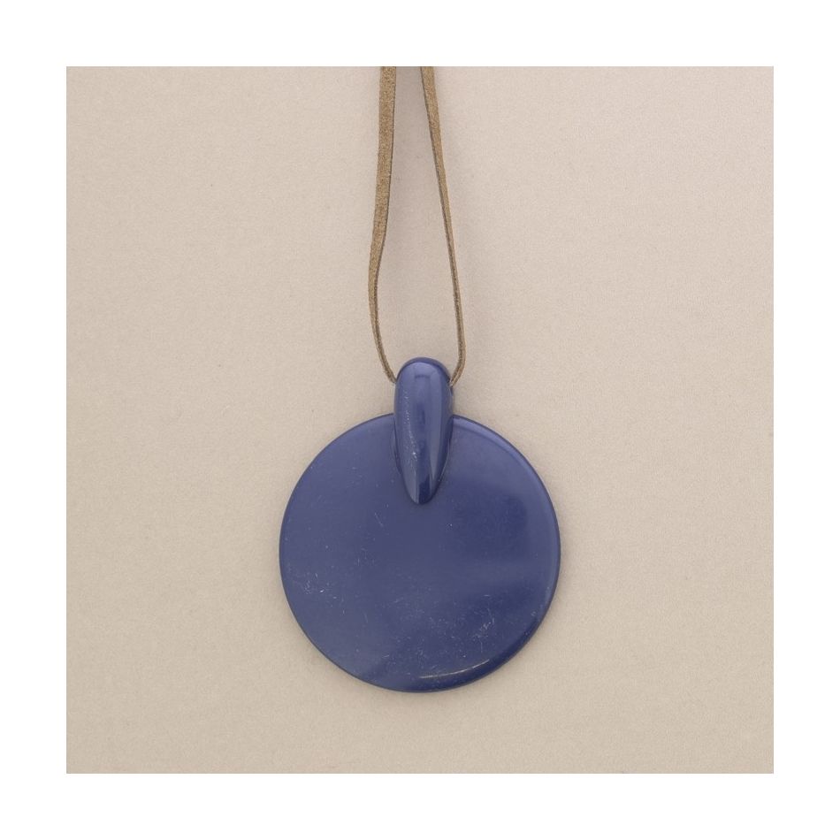 LONG RESIN PENDANT NECKLACE