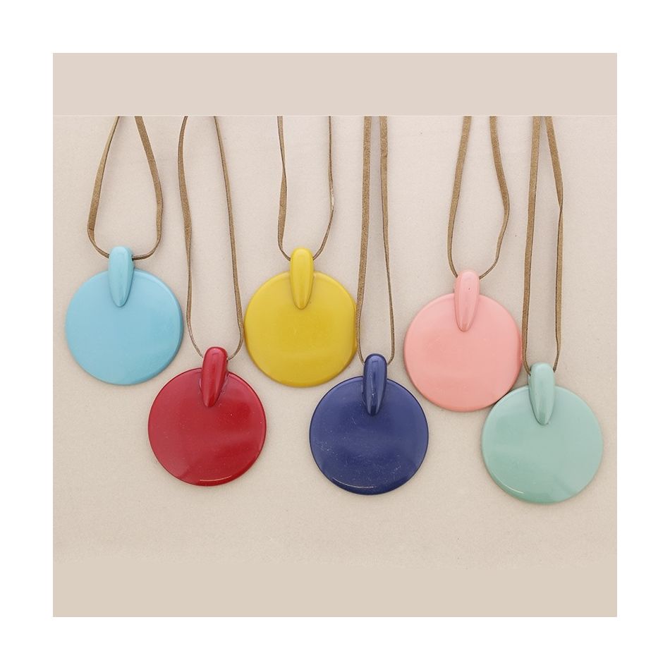 LONG RESIN PENDANT NECKLACE