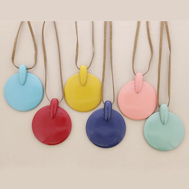 LONG RESIN PENDANT NECKLACE