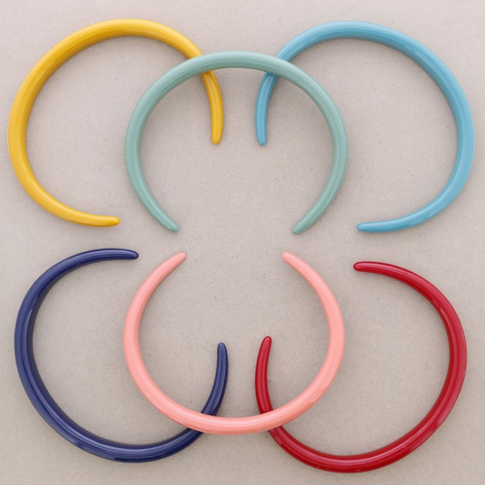 RIGID OPEN RESIN SHORT NECKLACE