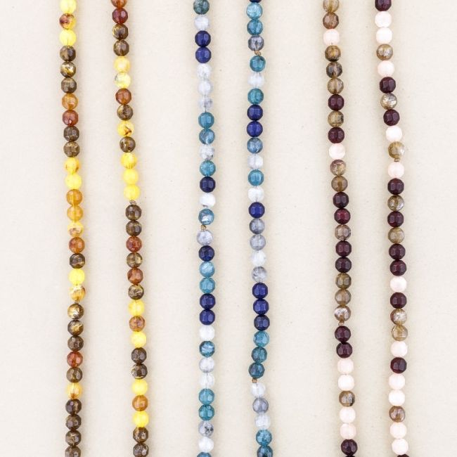 62 CM LONG NECKLACE WITH 1 CM RESIN BEADS