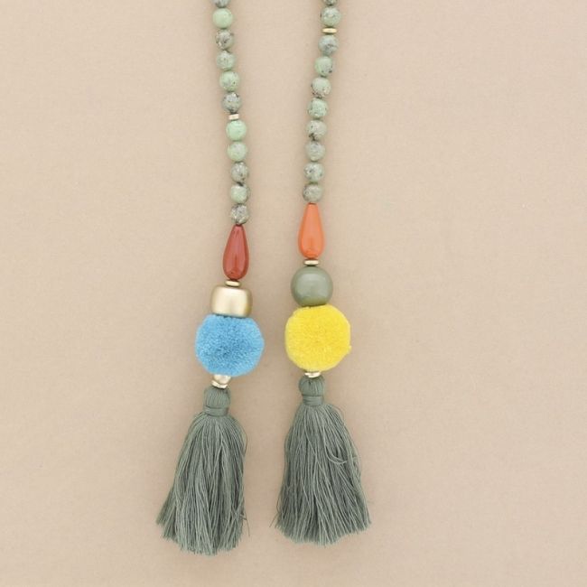 COLLAR LARGO CUENTAS RESINA POMPONES DOBLE FLECO