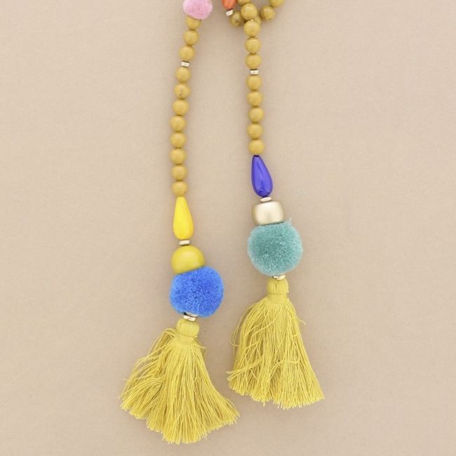 COLLAR LARGO CUENTAS RESINA POMPONES DOBLE FLECO