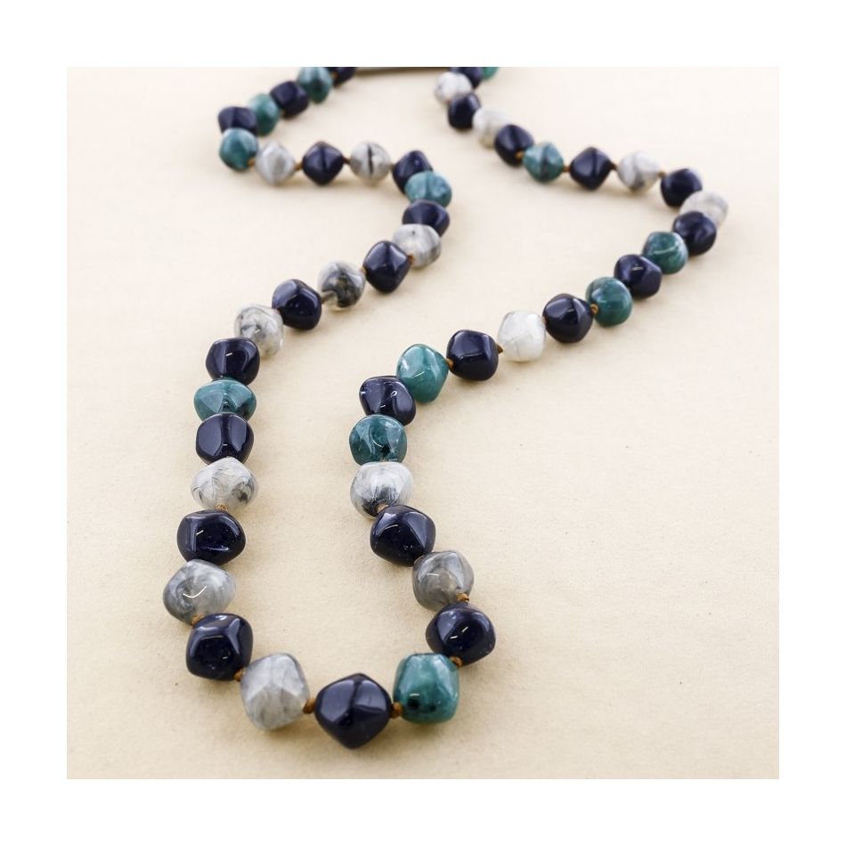53 CM LONG NECKLACE WITH 2 CM RESIN BEADS