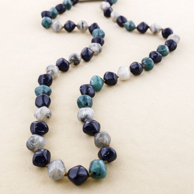 53 CM LONG NECKLACE WITH 2 CM RESIN BEADS