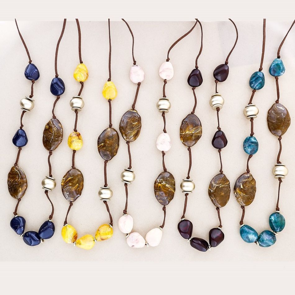 LONG NECKLACE WITH RESIN BEADS
