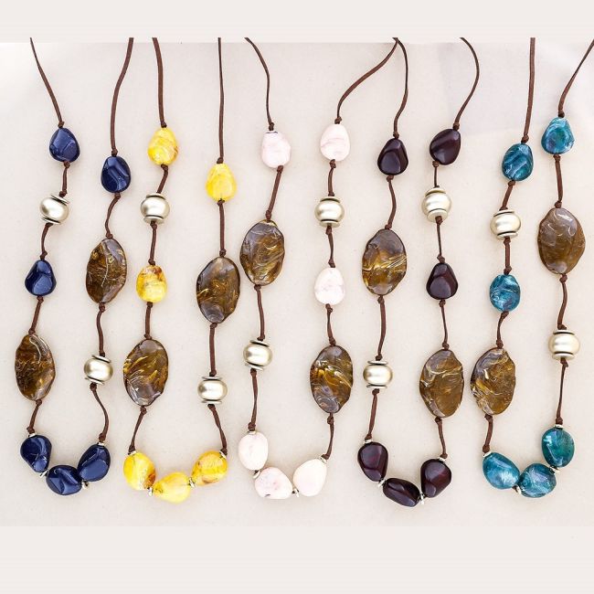 LONG NECKLACE WITH RESIN BEADS