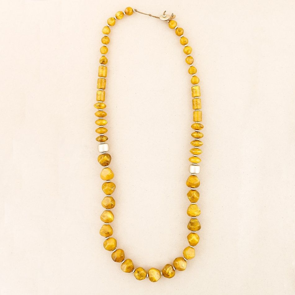 LONG NECKLACE WITH RESIN BEADS