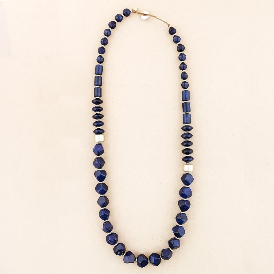 LONG NECKLACE WITH RESIN BEADS