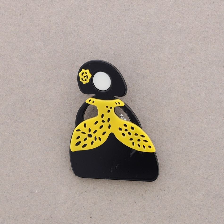 RESIN MENINA BROOCH