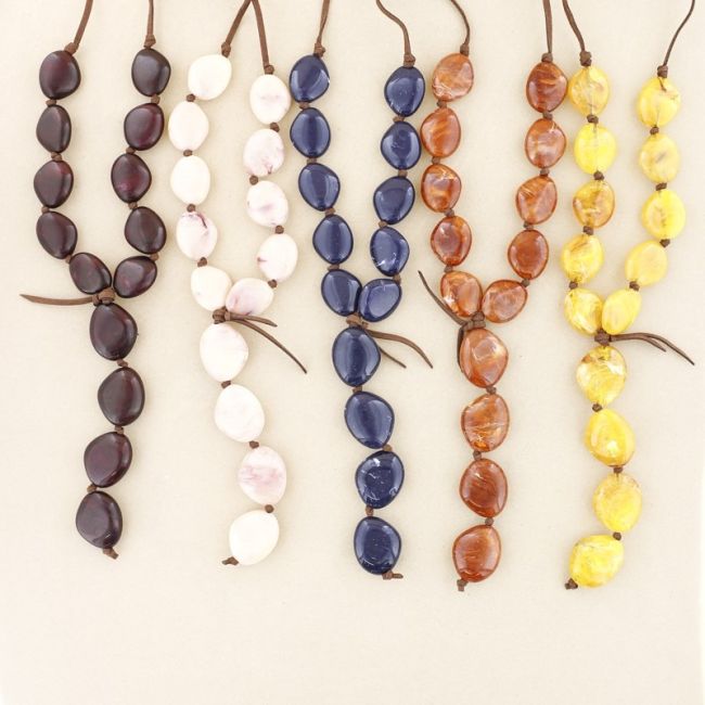 LONG NECKLACE WITH RESIN BEADS