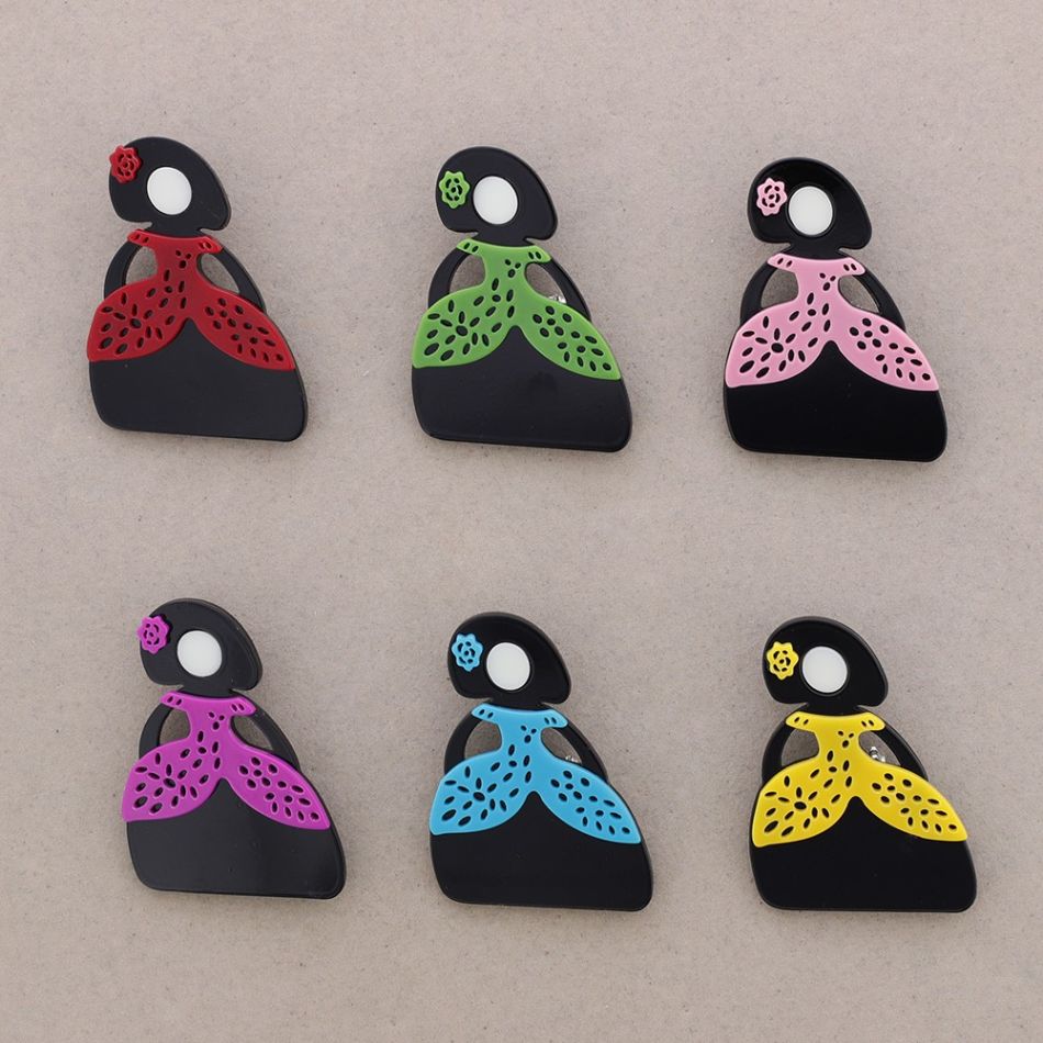 RESIN MENINA BROOCH