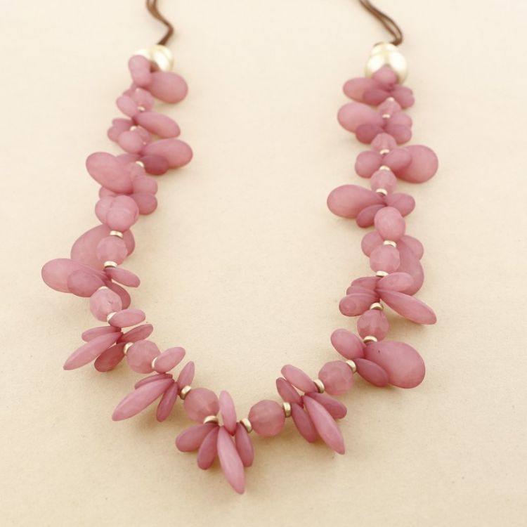 LONG NECKLACE WITH RESIN BEADS