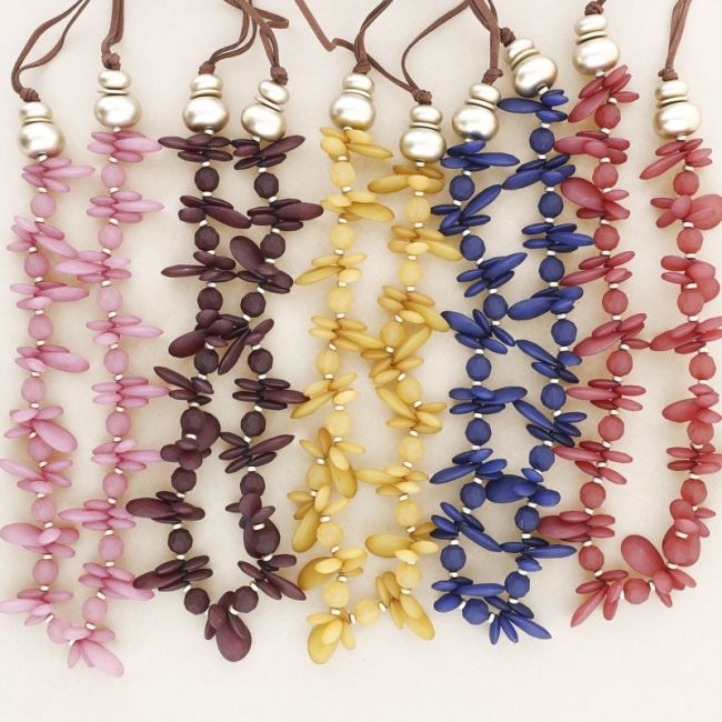 LONG NECKLACE WITH RESIN BEADS