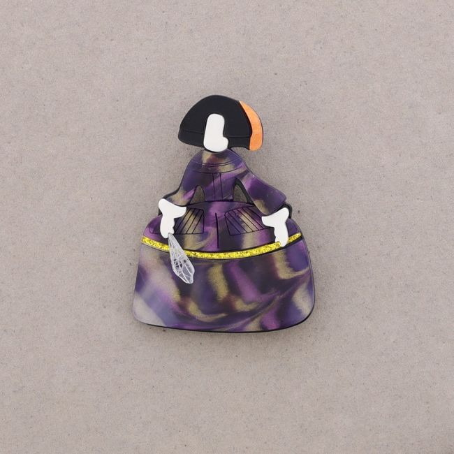 RESIN MENINA BROOCH
