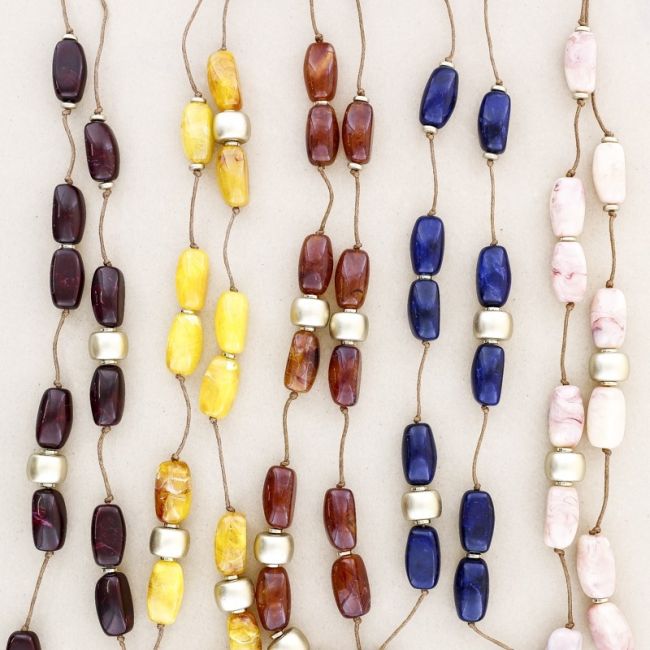 LONG NECKLACE WITH RESIN BEADS