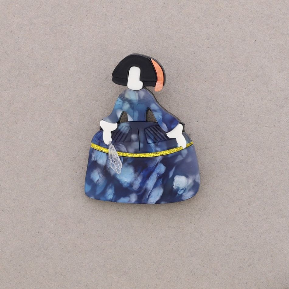 RESIN MENINA BROOCH