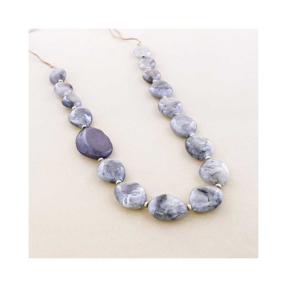 LONG NECKLACE WITH RESIN BEADS