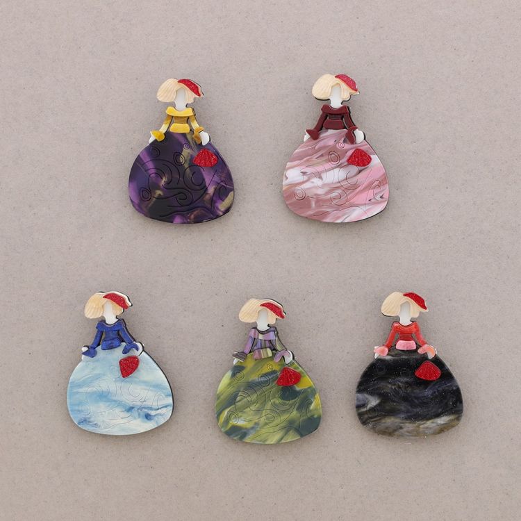 RESIN MENINA BROOCH 2