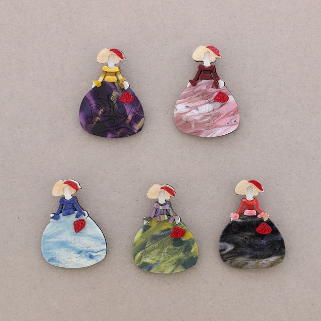 RESIN MENINA BROOCH