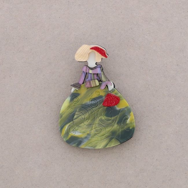 RESIN MENINA BROOCH