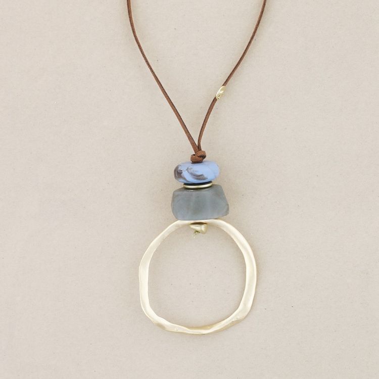LONG NECKLACE WITH METAL RING RESIN PENDANT