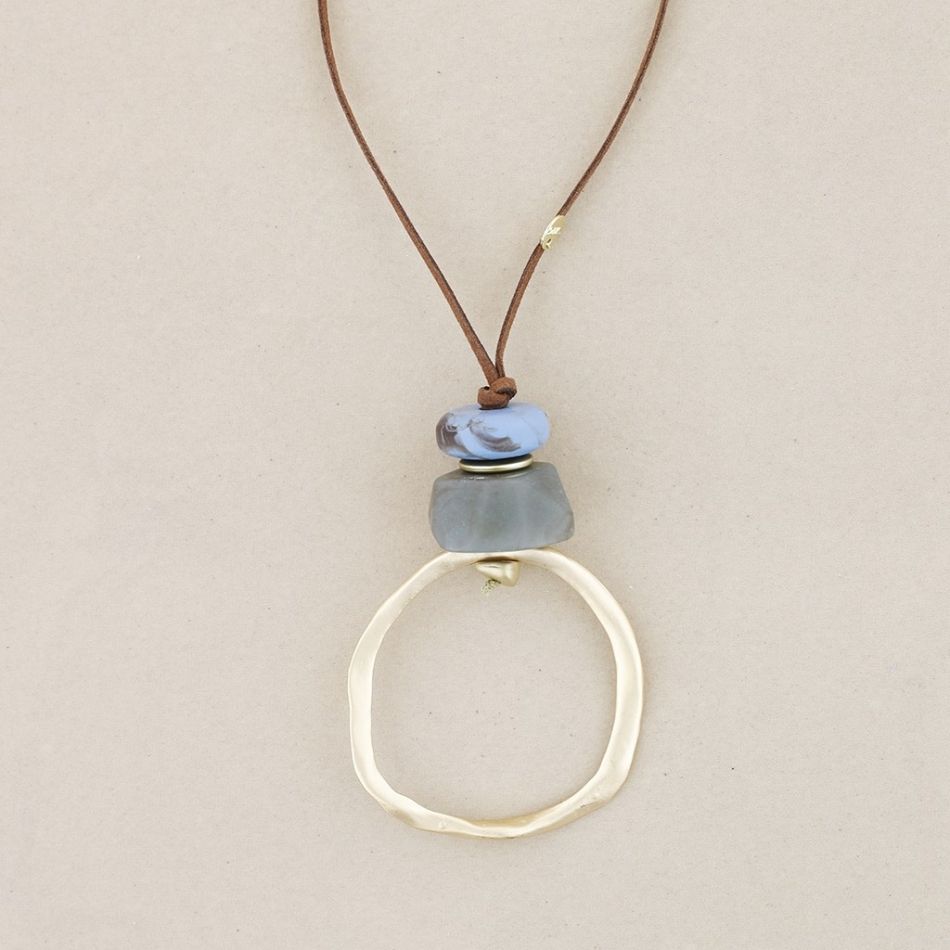 COLLAR LARGO COLGANTE RESINA ANILLA METAL