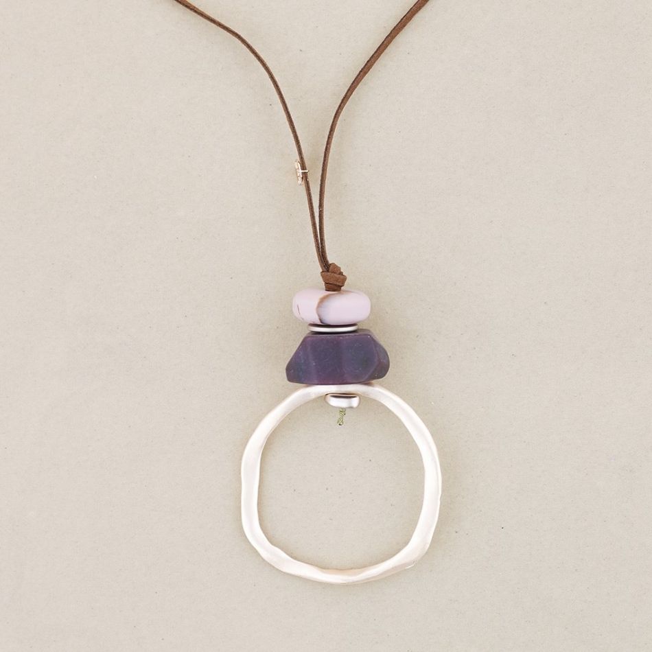 COLLAR LARGO COLGANTE RESINA ANILLA METAL