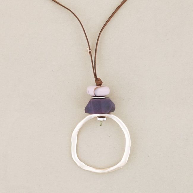 COLLAR LARGO COLGANTE RESINA ANILLA METAL