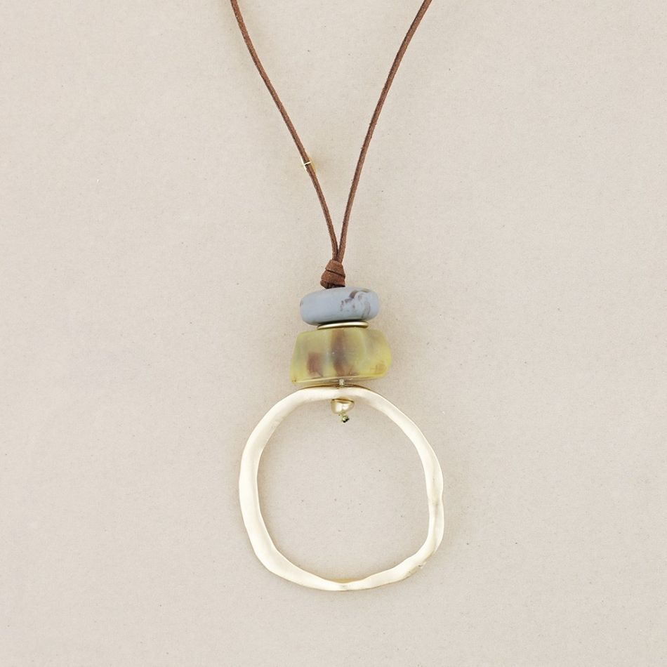 COLLAR LARGO COLGANTE RESINA ANILLA METAL